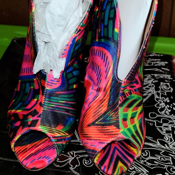 Shoes - Picture 2 of 3